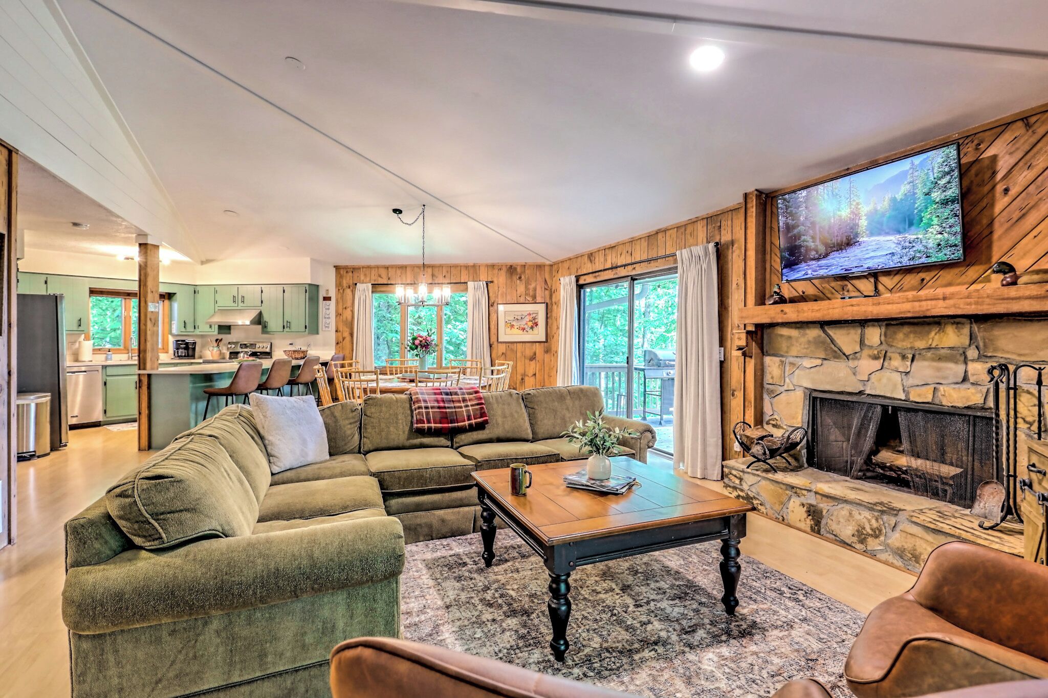 Smart TV, fireplace, table tennis