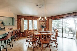Dining - GUEST FAVORITE! Mountain Views, Golf, Hiking, Pickleball, FAMILY & PET Friendly (Dillard)