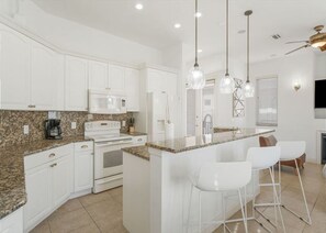 Microwave, oven, stovetop, dishwasher - Spacious 4-bedroom Villa steps to the Beach (Panama City Beach)