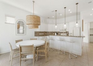 Dining - Spacious 4-bedroom Villa steps to the Beach (Panama City Beach)