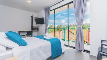 HabitaciĂłn doble Deluxe, balcĂłn, vista al jardĂn | 1 habitaciĂłn, tabla de planchar con plancha, wifi gratis y ropa de cama