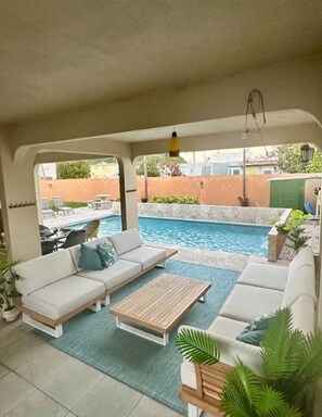 Outdoor pool - Spacious 5-bedroom house in gated community, private pool and semi-private beach (Humacao)