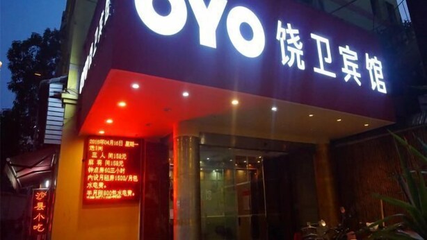 Un hotel con un letrero llamativo de 'OYO', indicando que es un hotel OYO.