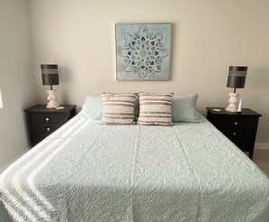 2 عدّة غرف نوم ومكواة/لوح كي وواي فاي وملاءات أسرّة