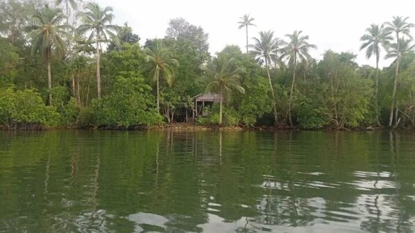 Front of property - Kajoro Sunset Lodge  (Vangunu Island)