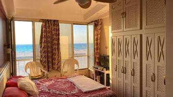 3 bedrooms, bed sheets