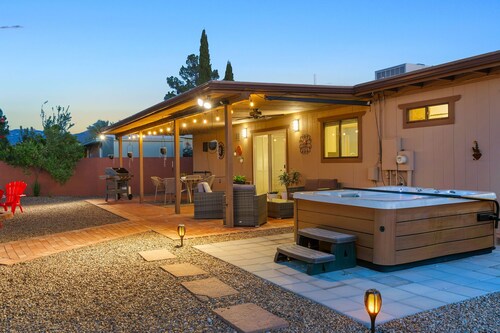 Mountain views! Big private yard with pool - heat optional with fee & spa!