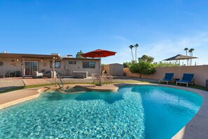 Pool - Mountain views! Big private yard with pool - heat optional with fee & spa! (Tucson)