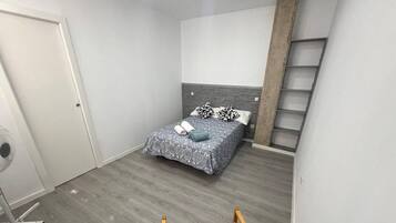 1 slaapkamer, een strijkplank/strijkijzer, gratis wifi, beddengoed