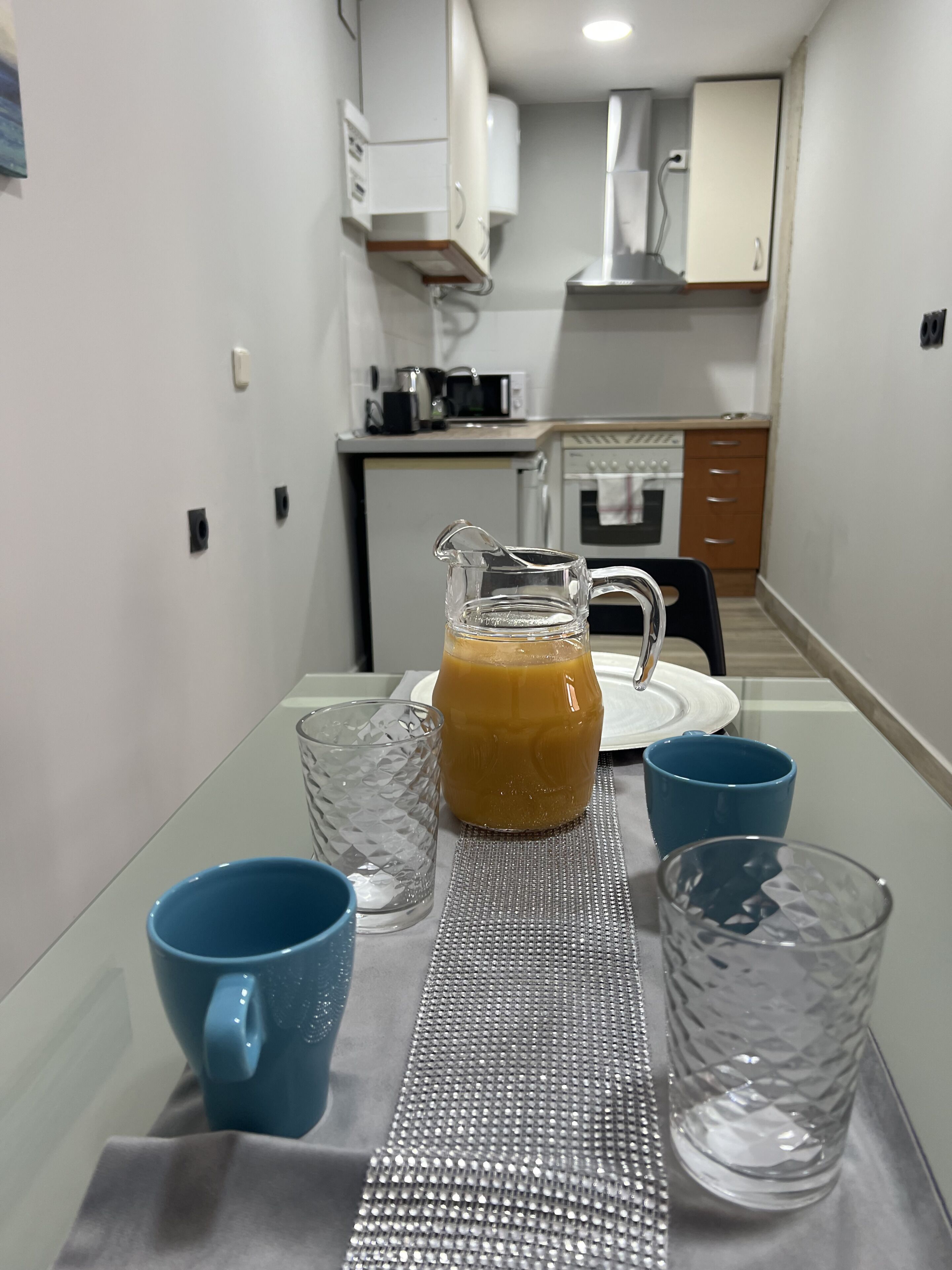 Kühlschrank, Mikrowelle, Ofen, Wasserkocher mit Kaffee-/Teezubehör
