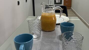 Kühlschrank, Mikrowelle, Ofen, Wasserkocher mit Kaffee-/Teezubehör