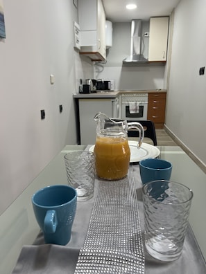 Geladeira, micro-ondas, fogão, cafeteira/chaleira