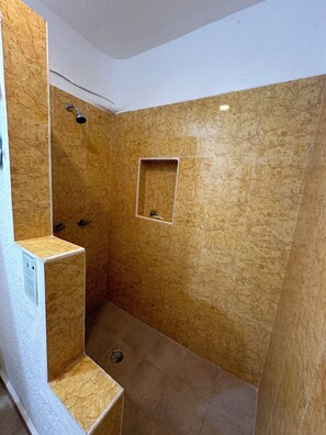 Shower, hair dryer, towels, soap - Balcony Beachfront Aquarium Condo, Fast-Free WIFI, Half Moon Bay, Akumal (Akumal)