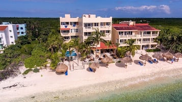 Plage, chaises longues, serviettes de plage
