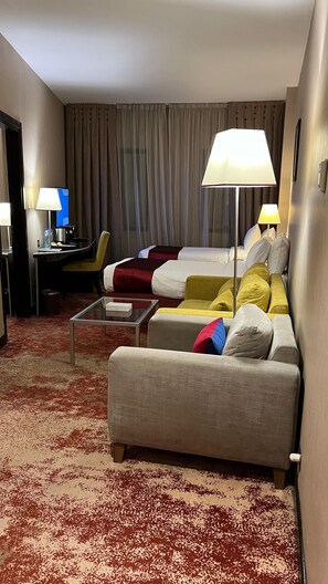 Deluxe Suite | Living area