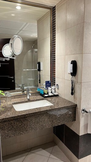 Combined shower/bathtub, rainfall showerhead, free toiletries, bidet