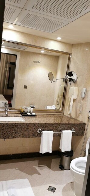Combined shower/bathtub, rainfall showerhead, free toiletries, bidet