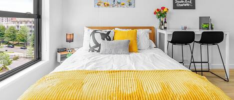 Escritorio, tabla de planchar con plancha, wifi gratis y ropa de cama