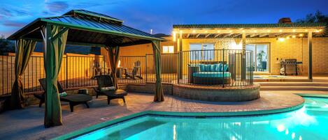 Alberca al aire libre y alberca climatizada