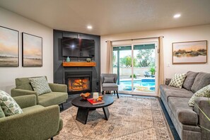 Smart TV, ping pong, stereo, computer monitors - Desert Skies - Beautiful private Tucson home with great mountain views &  pool (Tucson)