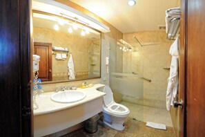 Superior-værelse | Badeværelse | Hårtørrer, håndklæder, Sæbe, Shampoo