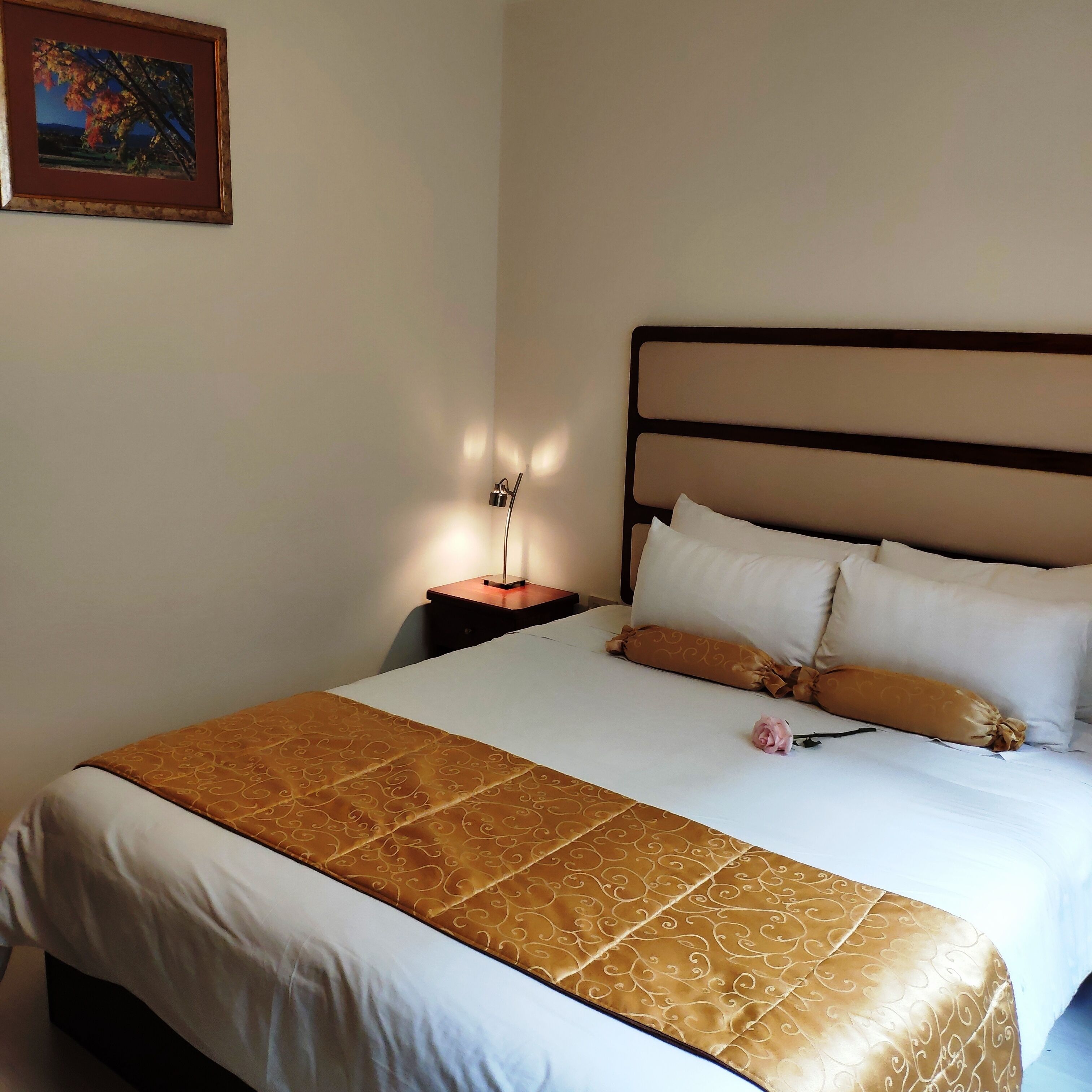 Standard-huoneisto | Tallelokero huoneessa, kannettavalle tietokoneelle sopiva työtila