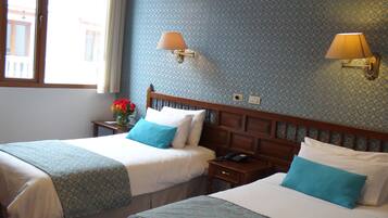 Twin Room | In-room safe, desk, laptop workspace, blackout drapes