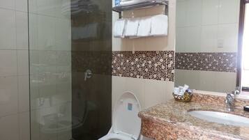 Un baño con ducha, inodoro y lavamanos.