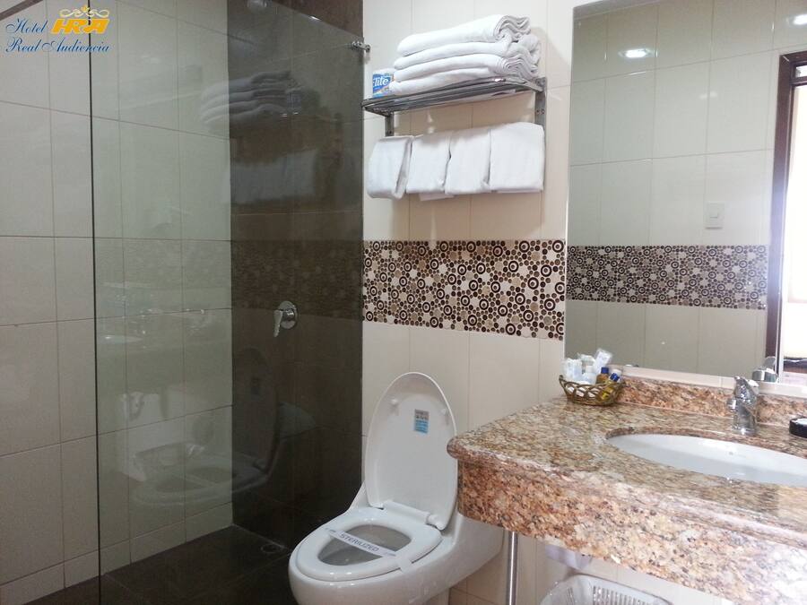 Un baño con ducha, inodoro y lavamanos.