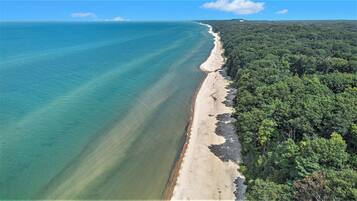 Chaises longues, serviettes de plage