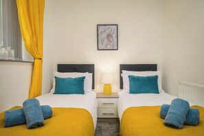 3 bedrooms, iron/ironing board, travel crib, free WiFi - Free Parking, Stunning Cottage in Hazel Grove (Stockport)