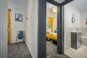 3 chambres, fer et planche à repasser, lit de bébé portatif