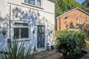 Exterior - Free Parking, Stunning Cottage in Hazel Grove (Stockport)
