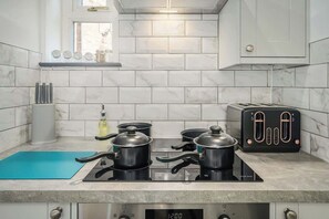 Réfrigérateur, four à micro-ondes, un four, surface de cuisson