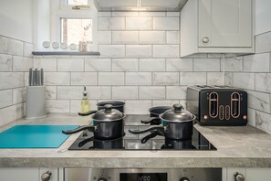 Fridge, microwave, oven, stovetop - NEW! Cosy Cottage, Sleeps 7, Parking, Smart TV (Stockport)