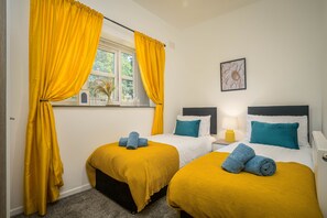 3 bedrooms, iron/ironing board, free WiFi, bed sheets - NEW! Cosy Cottage, Sleeps 7, Parking, Smart TV (Stockport)