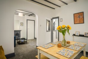 Dining - NEW! Cosy Cottage, Sleeps 7, Parking, Smart TV (Stockport)