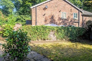 Property grounds - Free Parking, Stunning Cottage in Hazel Grove (Stockport)
