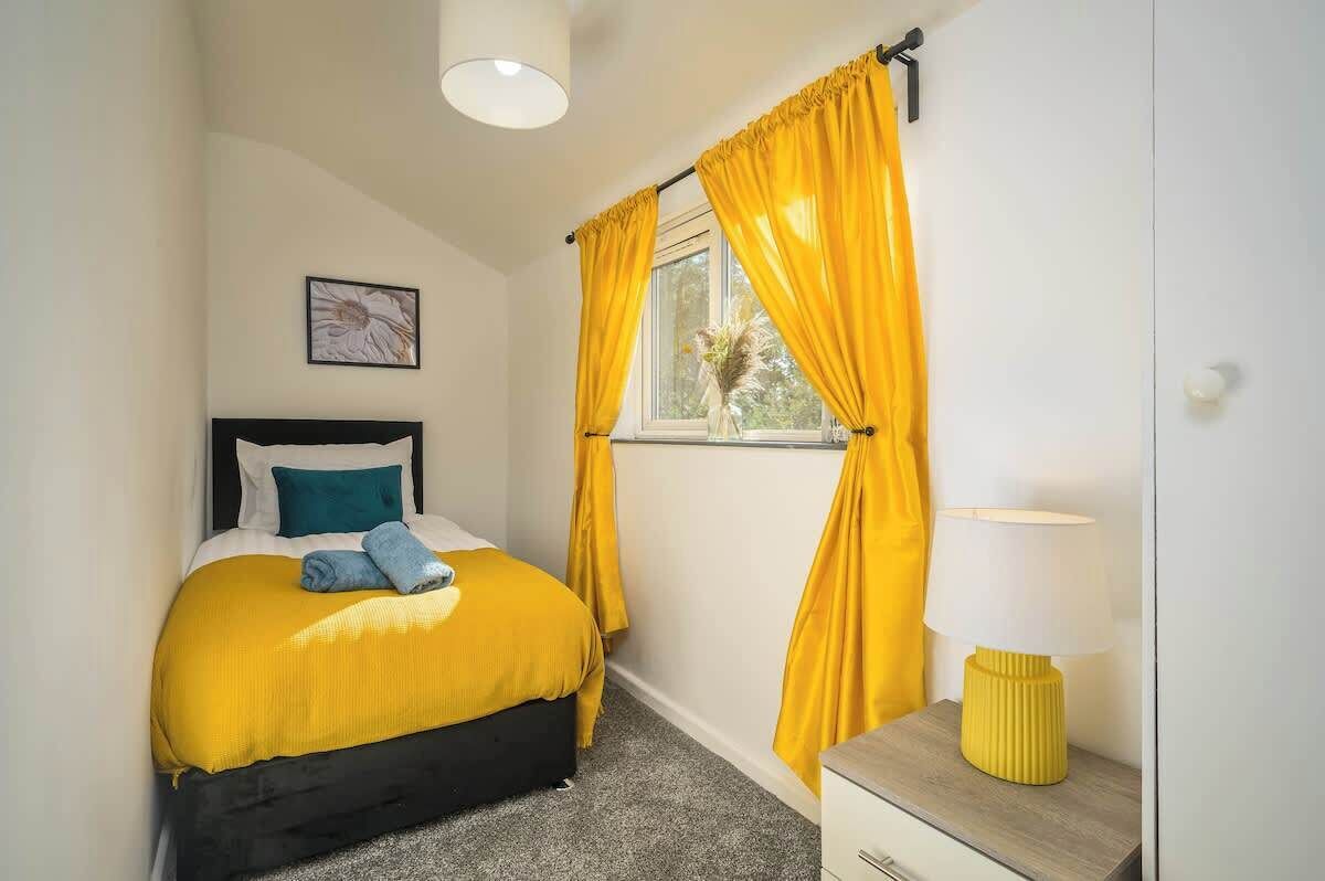 3 bedrooms, iron/ironing board, travel cot, free WiFi