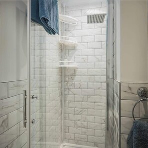 Shower, hair dryer, shampoo - Free Parking, Stunning Cottage in Hazel Grove (Stockport)