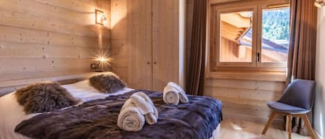 3 bedrooms, desk, WiFi, bed sheets