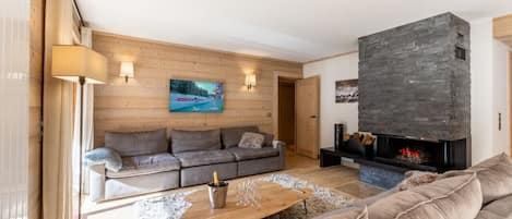 Smart TV, fireplace