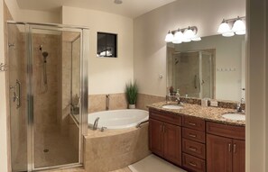 Hair dryer, towels, soap, toilet paper - RESORT STYLE  POOLS, TIKI BAR, TENNIS COURTS, MOVIE THEATER, GYM & MORE! (Fort Myers)