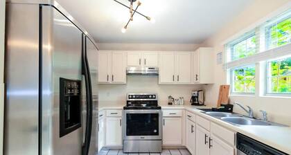 Charming Home Near Lake, not far from Riverwalk, Shopping & SA Attractions!