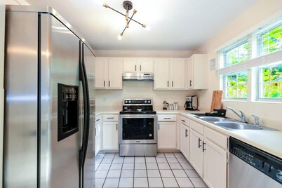 Charming Home Near Lake, not far from Riverwalk, Shopping & SA Attractions!