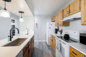 冷蔵庫、電子レンジ、オーブン、コンロ