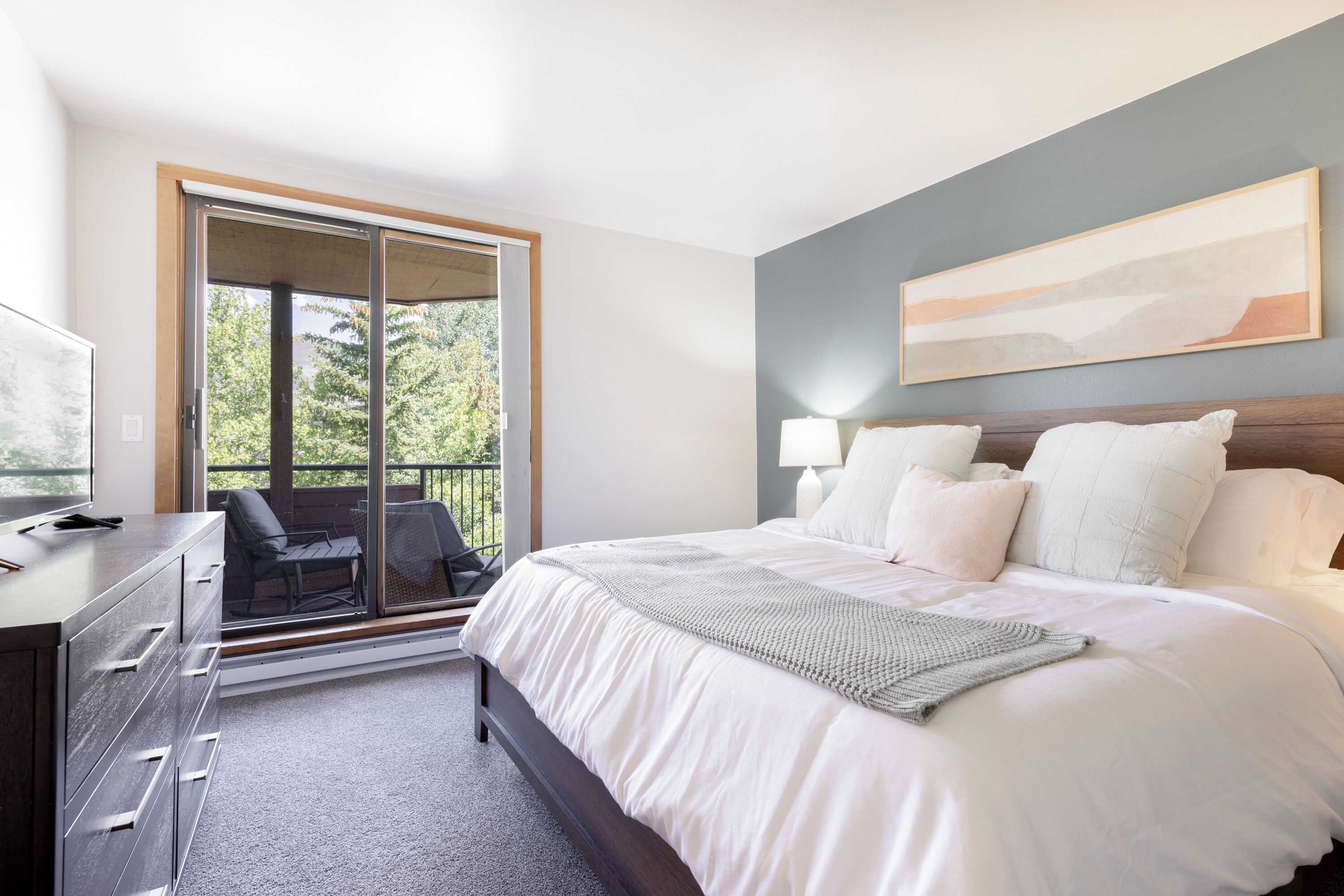 2 bedrooms, travel crib, free WiFi, bed sheets