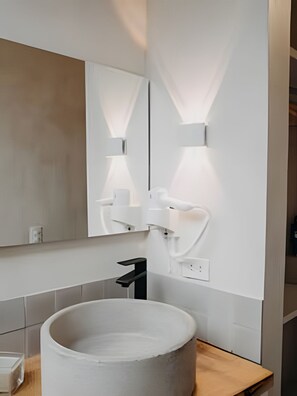 Cabin | Phòng tắm | Bồn tắm và buồng tắm vòi sen riêng, máy sấy tóc, áo choàng tắm 