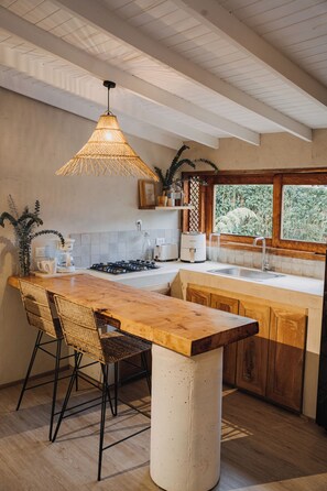 Cabaña familiar | Cocina privada | Microondas, parrilla de estufa, tetera eléctrica y utensilios de cocina 