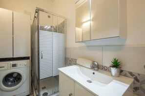 Sèche-cheveux, serviettes fournies, savon, papier toilette